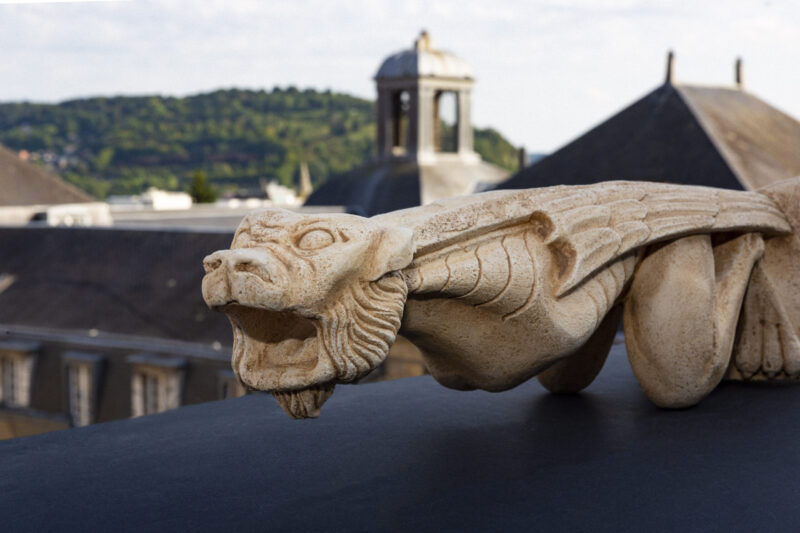 Grande gargouille en pierre sculptée