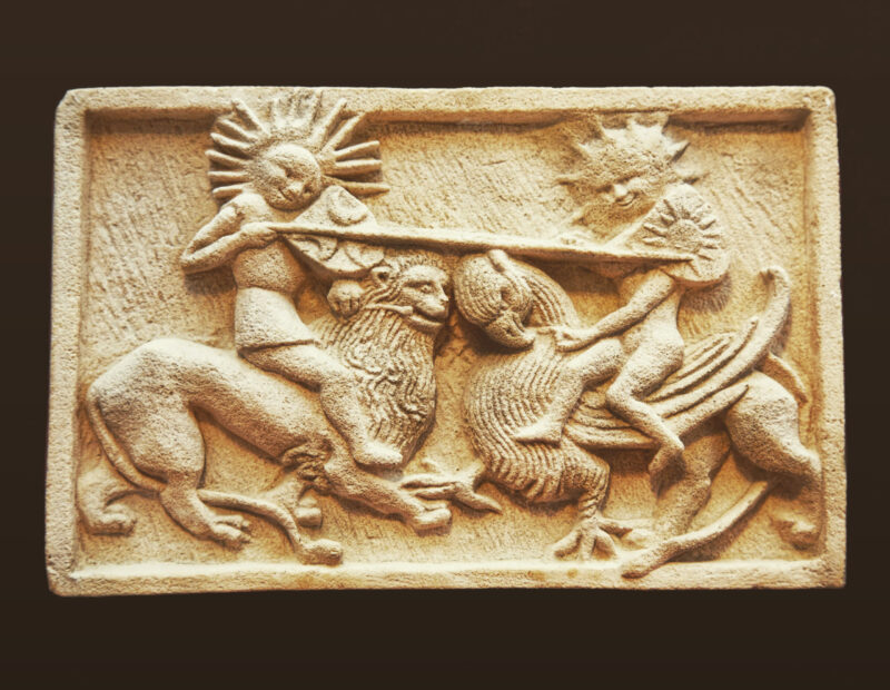 Sculpture Tournoi des Astres alchimie bas-relief combat lune et soleil