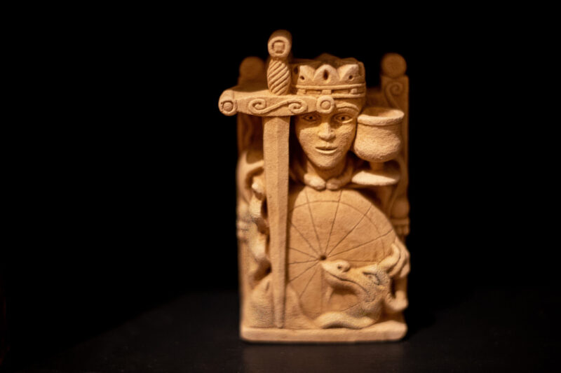 sculpture en pierre du roi Arthur avec son épée sa couronne et son bouclier
